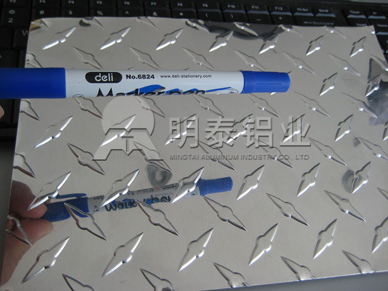 3003-H22花紋鋁板_工具箱用指針型花紋鋁板多少錢一噸？